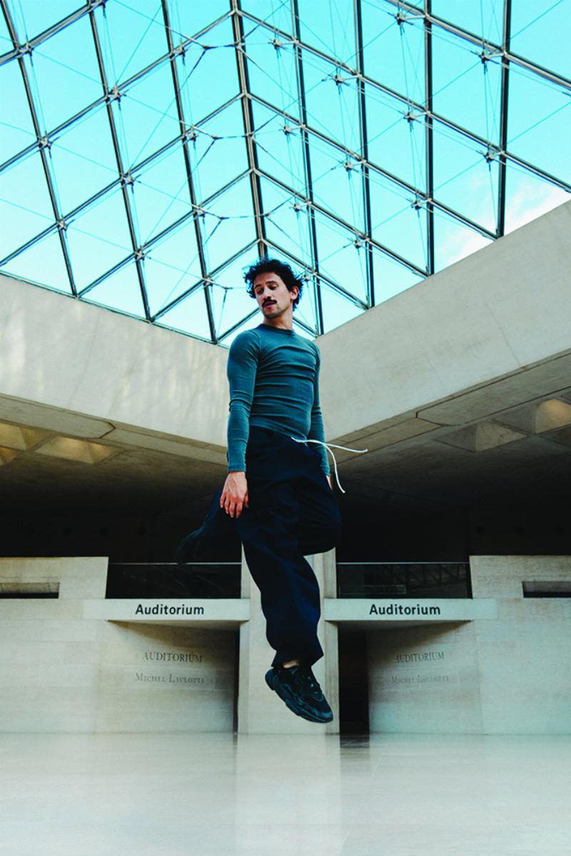 Sculpture contemporaine inspirée par l’héritage du Louvre, dialogue moderne